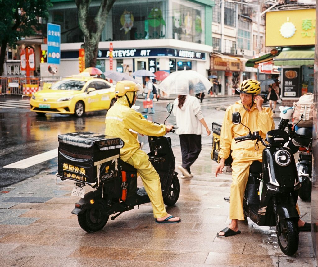 中國股市狂飆，A股重回3300點，港股創新高